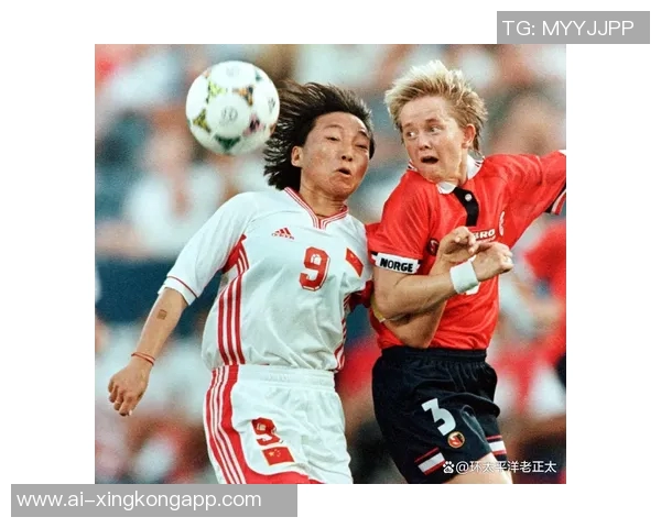 扎霍球迷向球场投掷毛绒玩具捐赠患病儿童荣获FIFA球迷奖 扎霍球迷向球场投掷毛绒玩具捐赠患病儿童荣获FIFA球迷奖