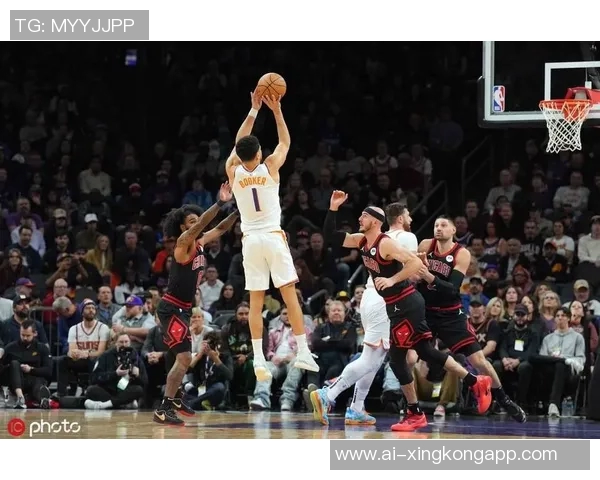 布克半场表现出色10中4砍下13分2篮板7助攻完美控制比赛未出现失误